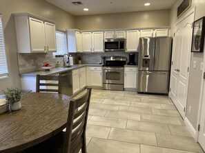 冷蔵庫、電子レンジ、オーブン、コンロ