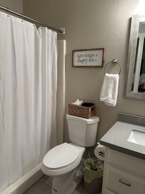 Hair dryer, towels, soap, shampoo - Westgate Sports Area! Gated Community! Beautiful and Comfortable for the family. (Peoria)