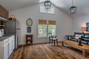 Smart TV - Downtown on South Lamar Walk to the Square and Campus (Oxford)