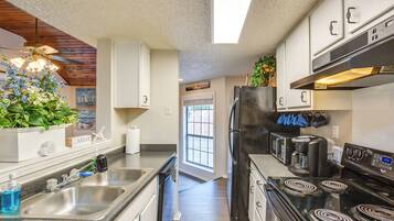 Refrigerador, microondas, placa de cocina, lavavajillas