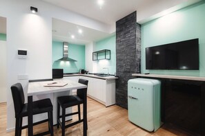 Réfrigérateur, micro-ondes, plaque de cuisson, lave-vaisselle