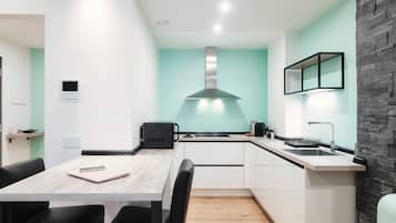 Frigorifero, microonde, piano cottura, lavastoviglie