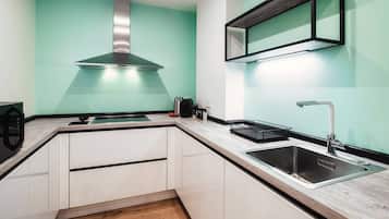 Frigorifero, microonde, piano cottura, lavastoviglie