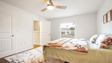 3 makuuhuonetta, työpöytä, silitysrauta/-lauta, vauvan matkasänky