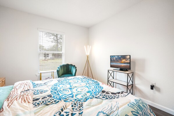 3 bedrooms, desk, iron/ironing board, travel cot