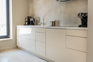 Geladeira, cooktop, cafeteira/chaleira