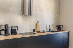 Frigorifero, piano cottura, macchina per tè/caffè, bollitore elettrico