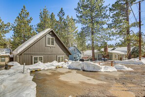 Exterior - Cozy Cabin w/ Deck - 2 Mi to Bear Mountain Resort! (Big Bear Lake)