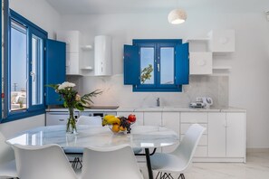 Fridge, oven, stovetop, coffee/tea maker