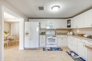Cookware/dishes/utensils - Cozy Jacksonville Home ~ 12 Mi to Downtown! (Jacksonville)