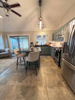 Jääkaappi, mikroaaltouuni, uuni, liesi