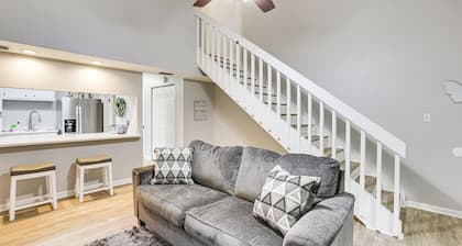 Updated Tallahassee Townhome: 3 Mi to Downtown!