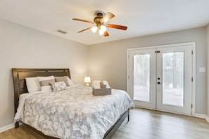 2 bedrooms, iron/ironing board, Internet, bed sheets - Updated Tallahassee Townhome: 3 Mi to Downtown! (Tallahassee)
