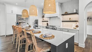 冷蔵庫、電子レンジ、オーブン、コンロ