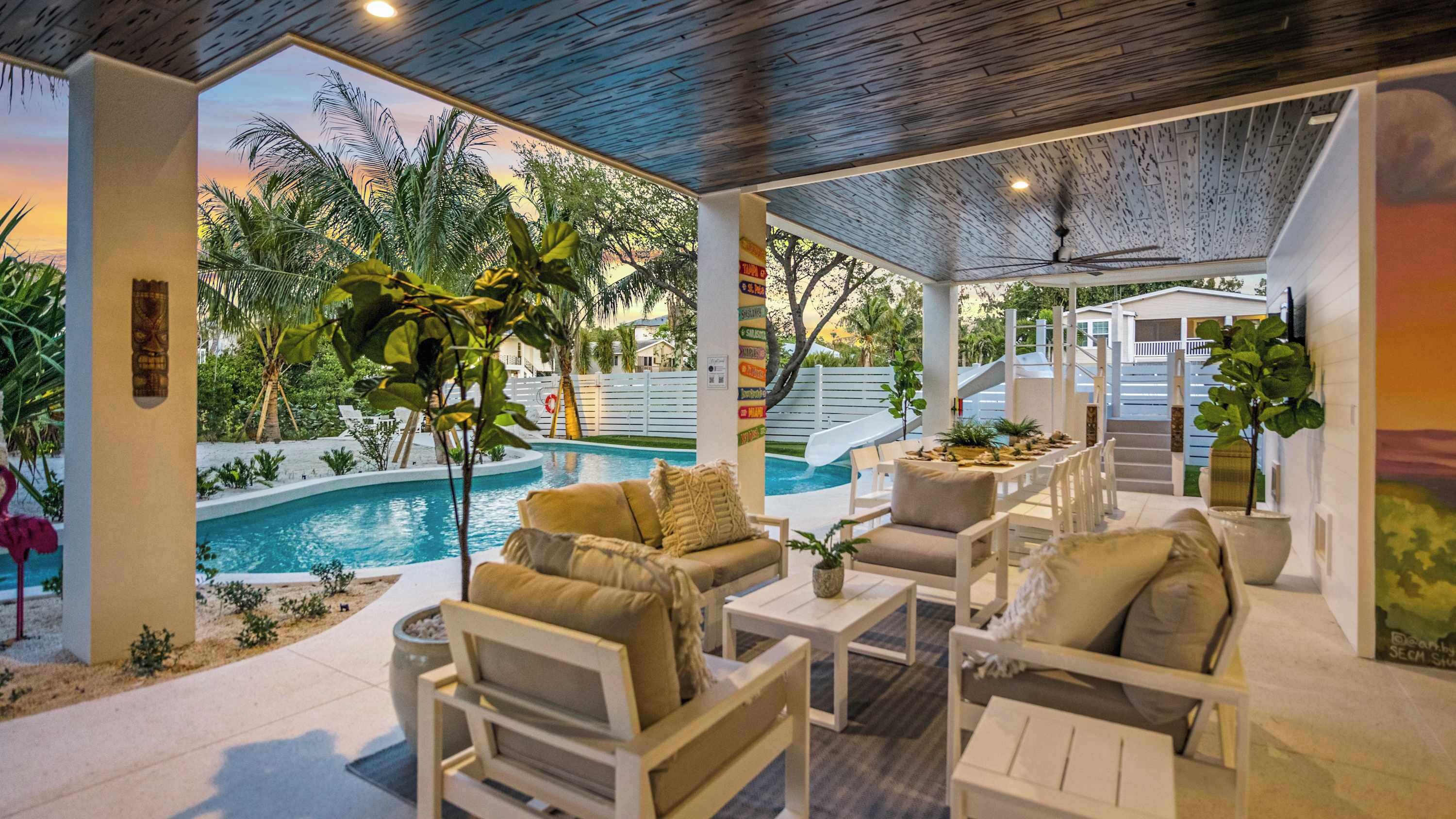 Utendørsbasseng og et oppvarmet basseng