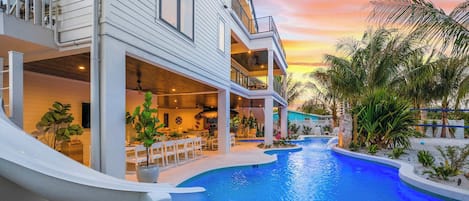 Una piscina al aire libre, una piscina climatizada