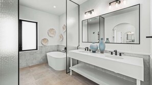 Douche, articles de toilette écologiques, sèche-cheveux