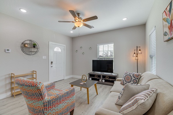 Houston Vacation Rental | 2BR | 1BA | 850 Sq Ft | 1 Step to Enter