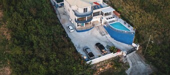 4 bedroom house in a serene section in hermitage with AC, WiFi & killer views