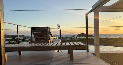 2 bedroom house in a serene section in hermitage with AC, WiFi & killer views