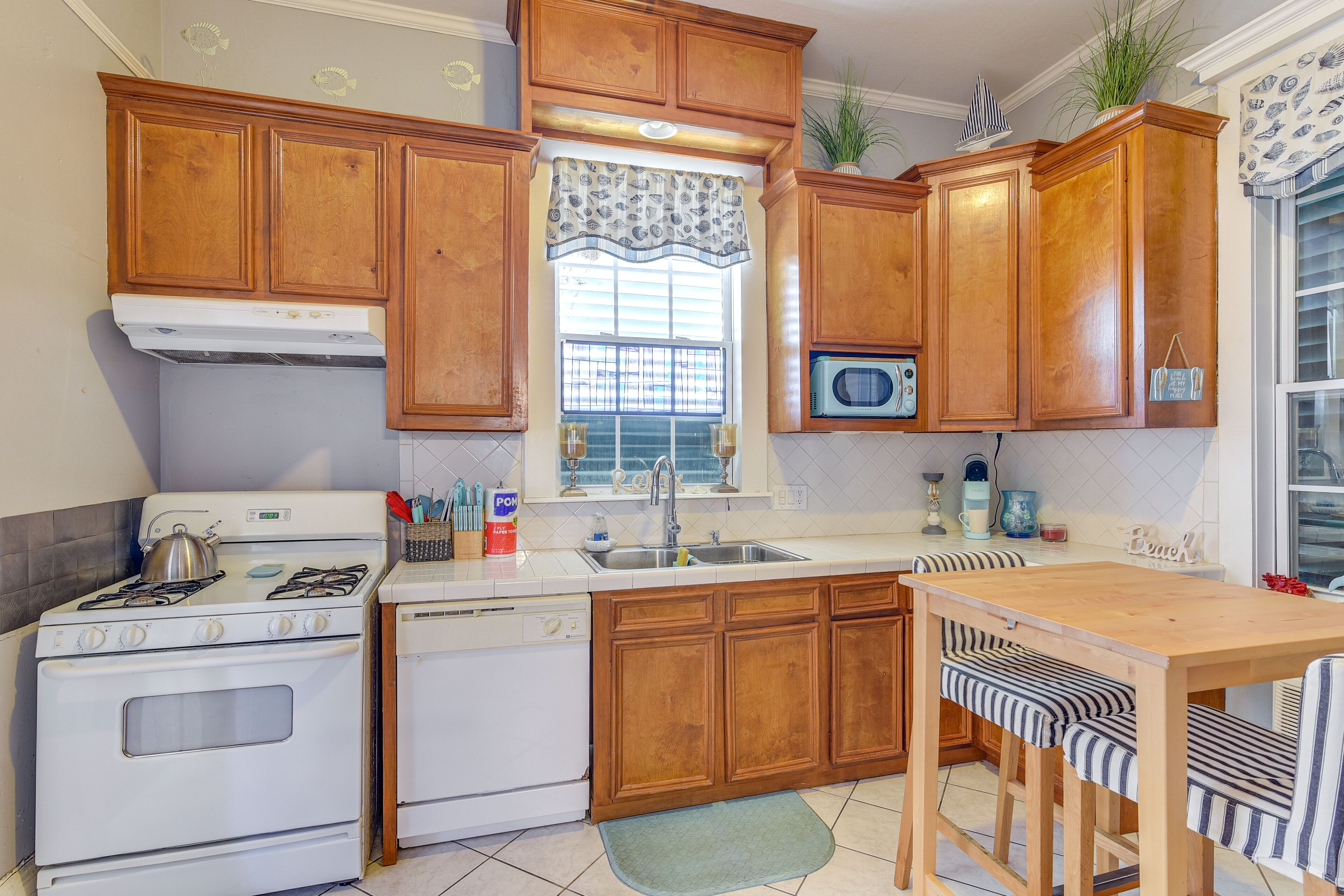 Coastal Galveston Studio ~ 1 Mi to Beach!