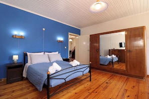 1 bedroom, desk, iron/ironing board, WiFi