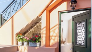 Un escalier menant à une porte sur laquelle est posé un paillasson avec l’inscription : « Entrez, nous sommes formidables. »