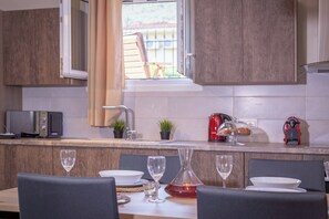 Fridge, microwave, toaster, cookware/dishes/utensils - Sandy Suite | Jacuzzi | 10min Walk to Ipsos Beach (Kato Agios Markos)