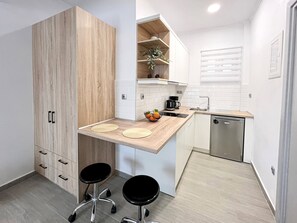 Refrigerador, cafetera y tetera y utensilios de cocina 