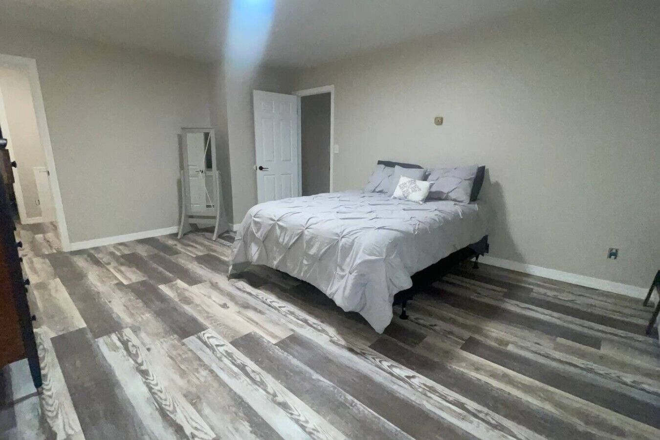 Desk, iron/ironing board, travel cot, WiFi