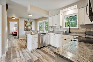 Coffee/tea maker, fridge, microwave, oven - Spacious Colonial | Large Groups | Fire Pit (Brewer)