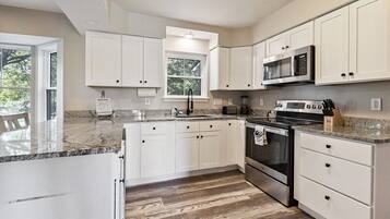 Coffee/tea maker, fridge, microwave, oven