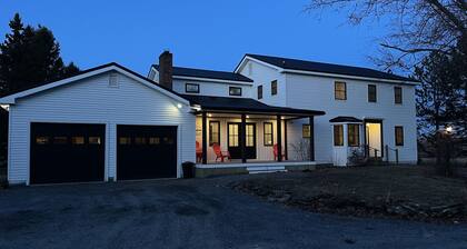 Large Modern Colonial Sleeps 12