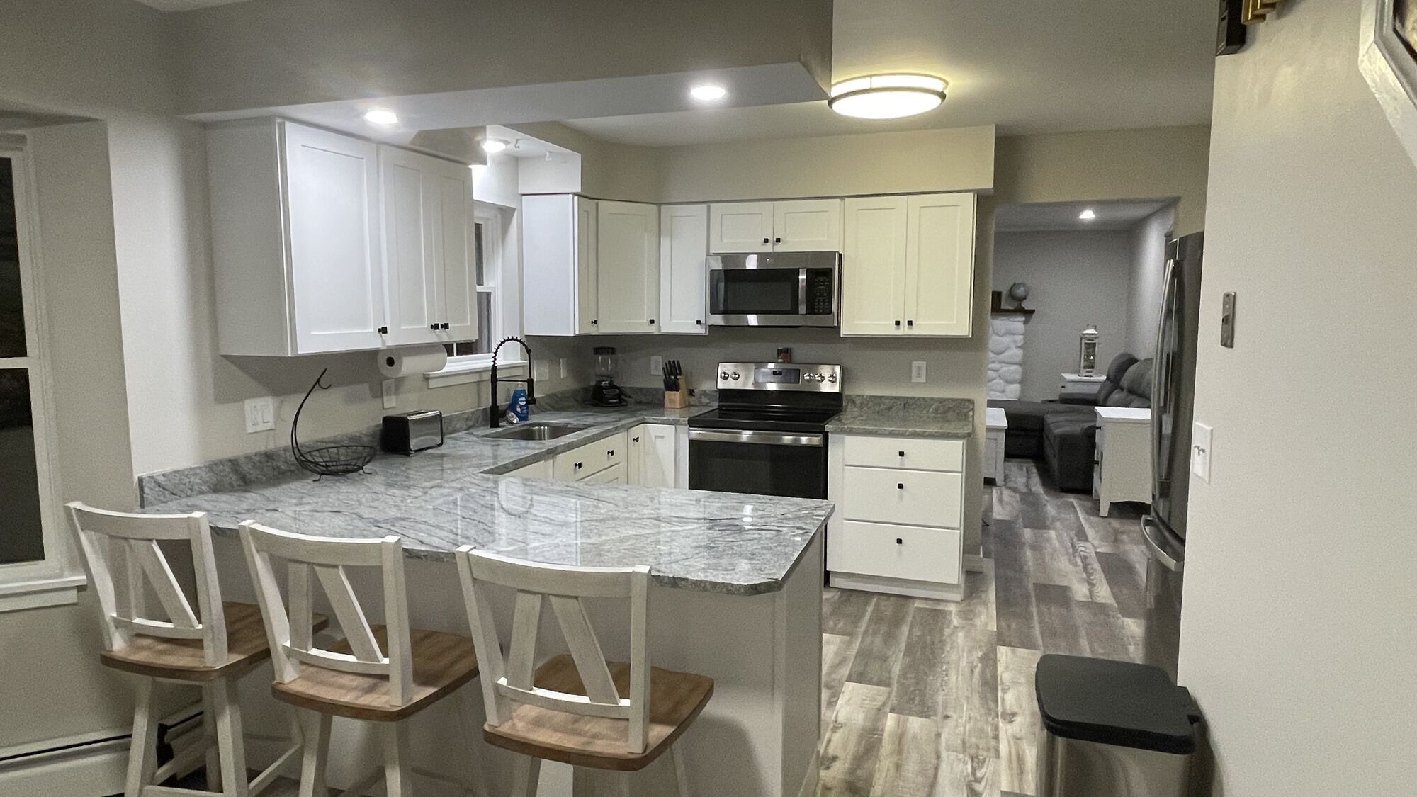 Een koelkast, een microgolfoven, een oven, een vaatwasser