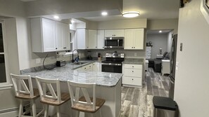 Refrigerador, microondas, horno y lavavajillas 