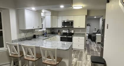 Large Modern Colonial Sleeps 12