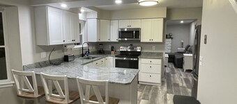 Large Modern Colonial Sleeps 12