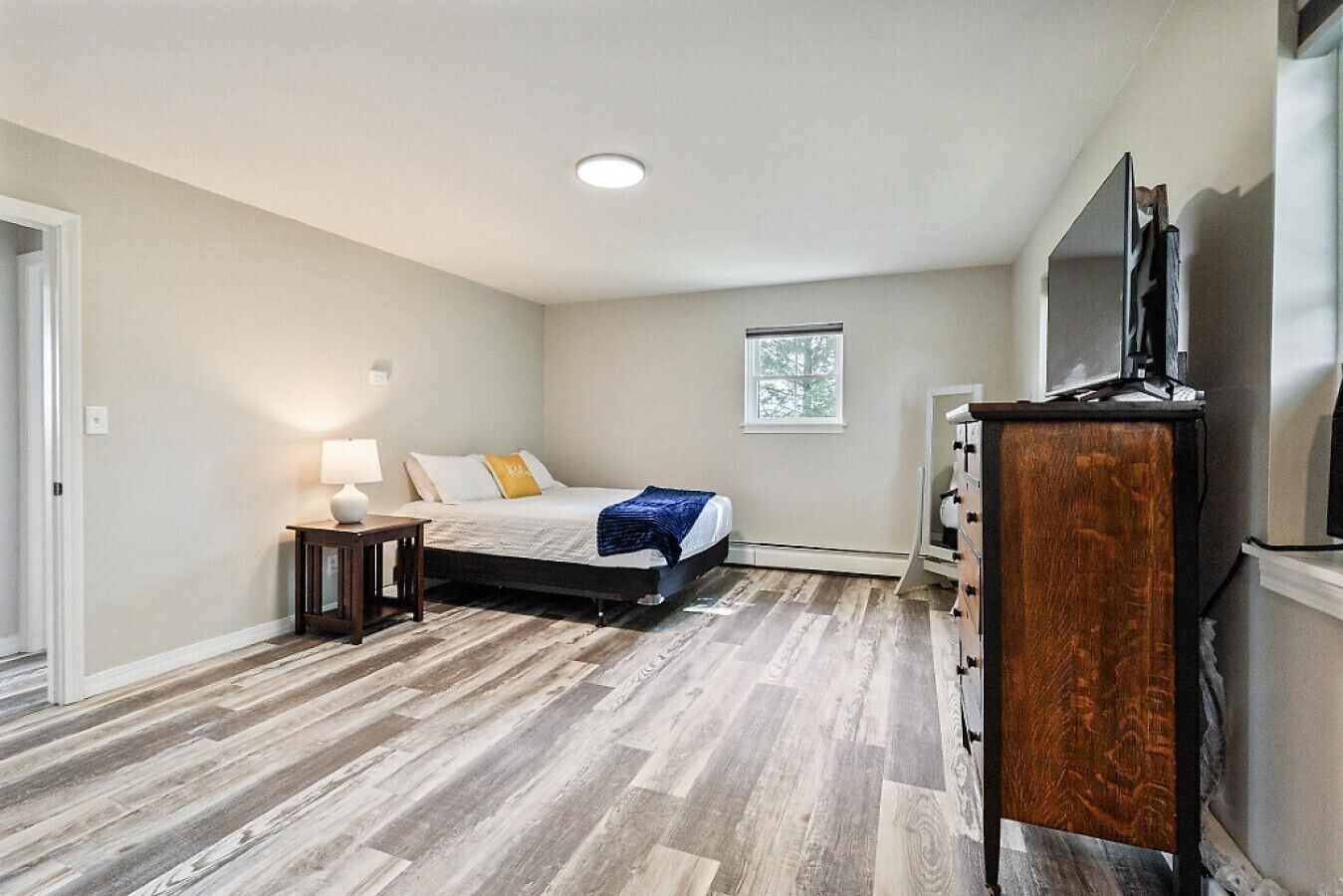 Desk, iron/ironing board, travel crib, WiFi