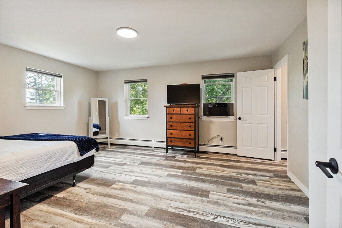 6 bedrooms, desk, iron/ironing board, travel crib