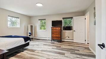 6 bedrooms, desk, iron/ironing board, travel crib