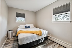 6 habitaciones, escritorio y tabla de planchar con plancha