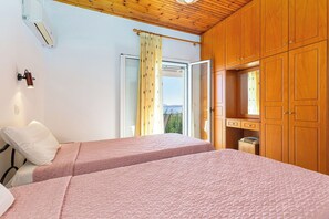 2 bedrooms, iron/ironing board, WiFi, bed sheets