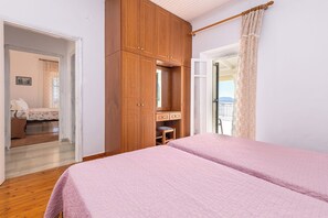 2 dormitorios, tabla de planchar con plancha, ropa de cama