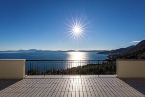Property grounds - Villa Georgina - private pool & stunning sea view (Nisaki)