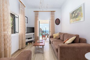 TV - Villa Georgina - private pool & stunning sea view (Nisaki)