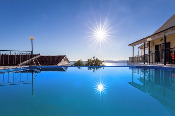 Pool - Villa Georgina - private pool & stunning sea view (Nisaki)