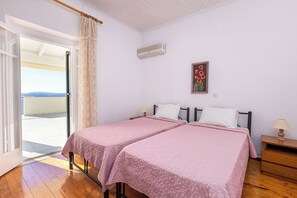 2 quartos, ferros/tábuas de passar roupa, roupa de cama