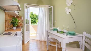 Fridge, oven, coffee/tea maker