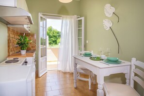 Fridge, oven, coffee/tea maker