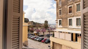 Vista desde un balcón sobre un estacionamiento y edificios de arquitectura tradicional.